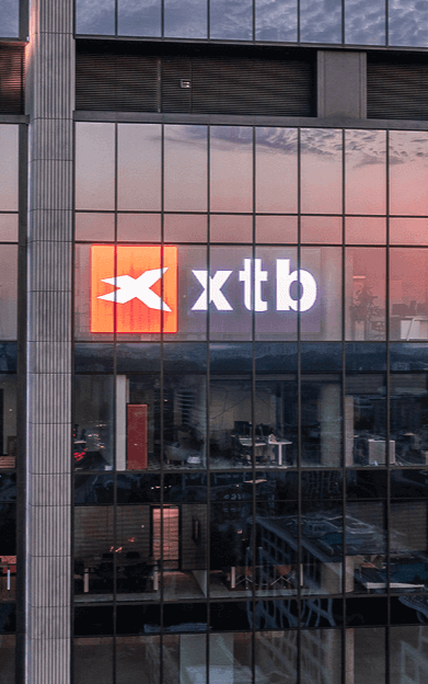 Imagem do edifício da XTB em Varsóvia, Polónia