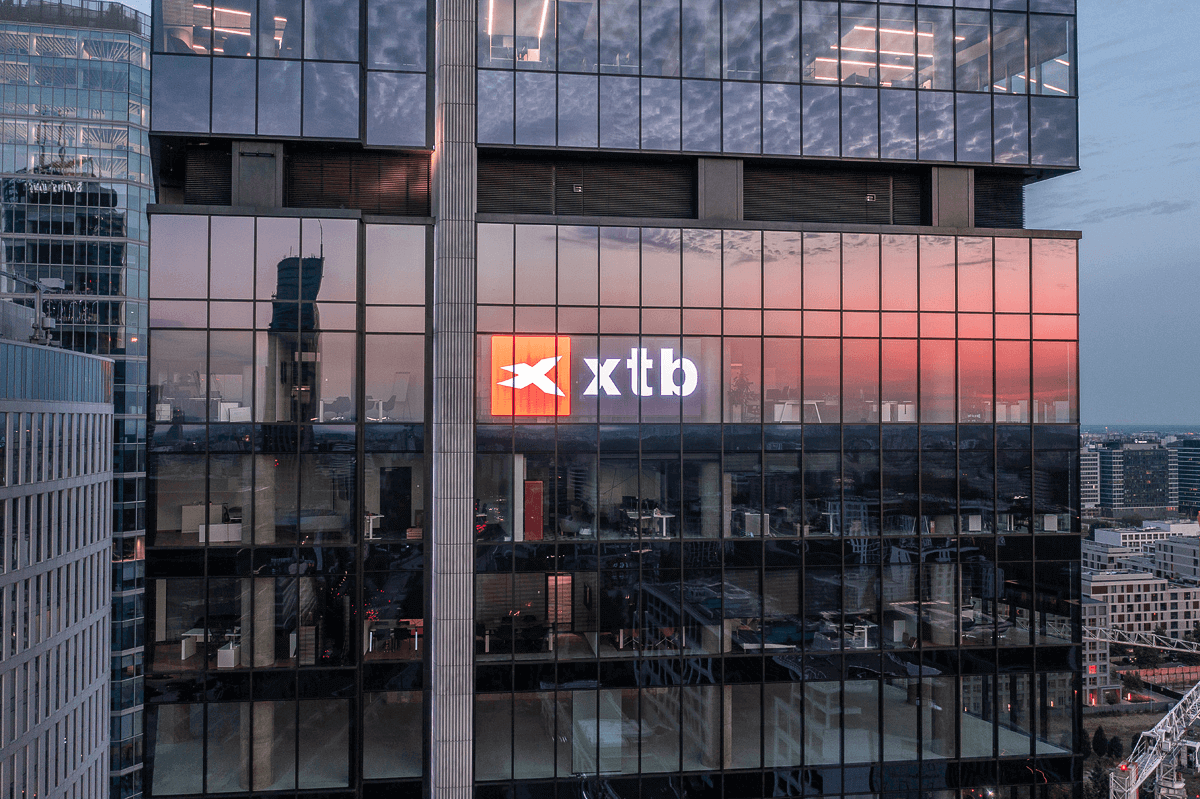 Imagem do edifício da XTB em Varsóvia, Polónia