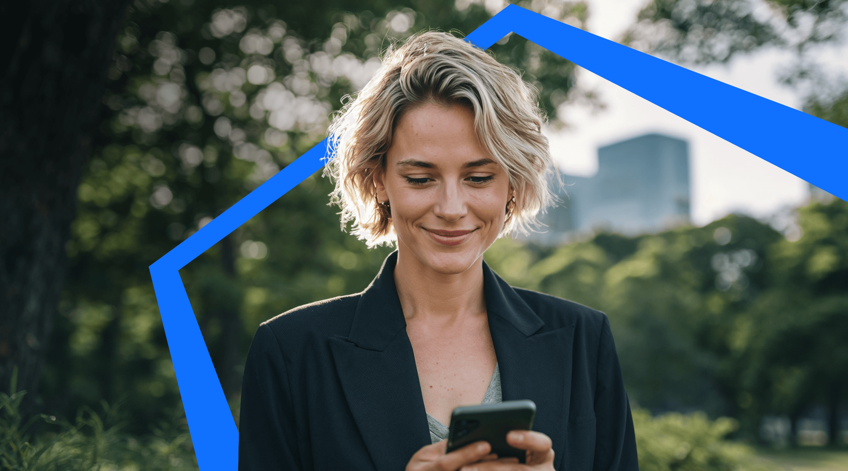 Mulher num jardim a olhar para um um telemóvel que está na sua mão