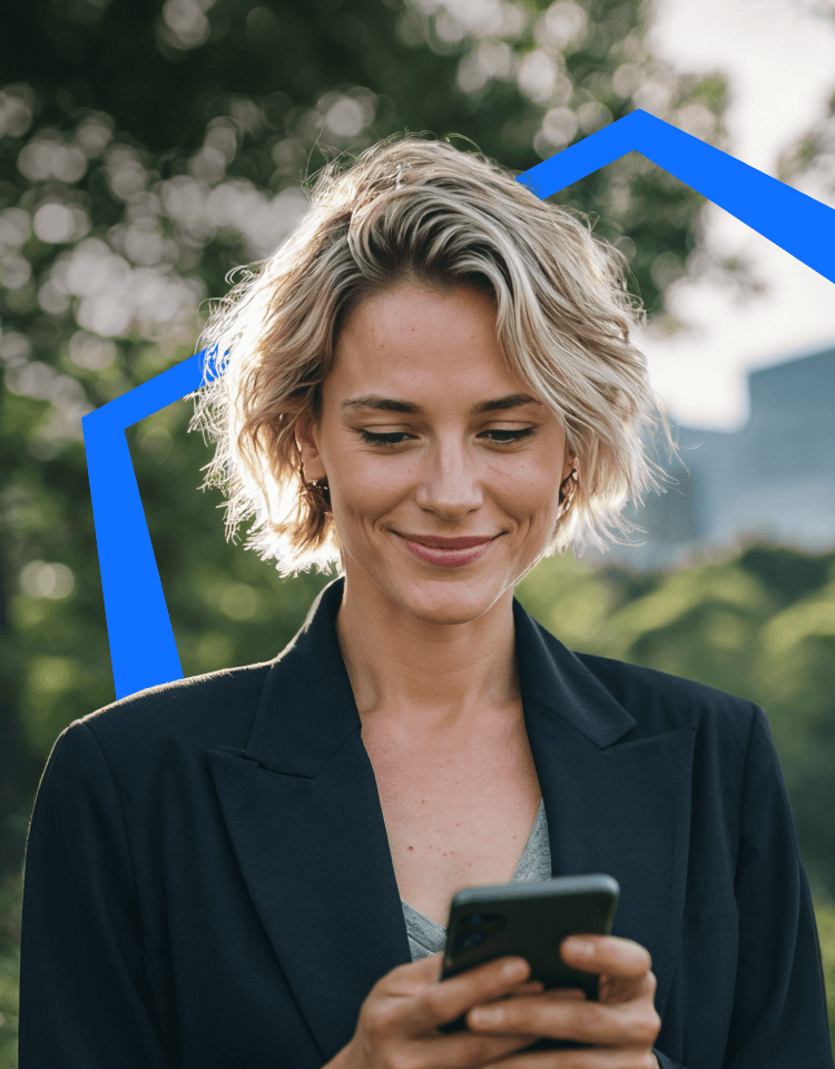 Mulher num jardim a olhar para um um telemóvel que está na sua mão