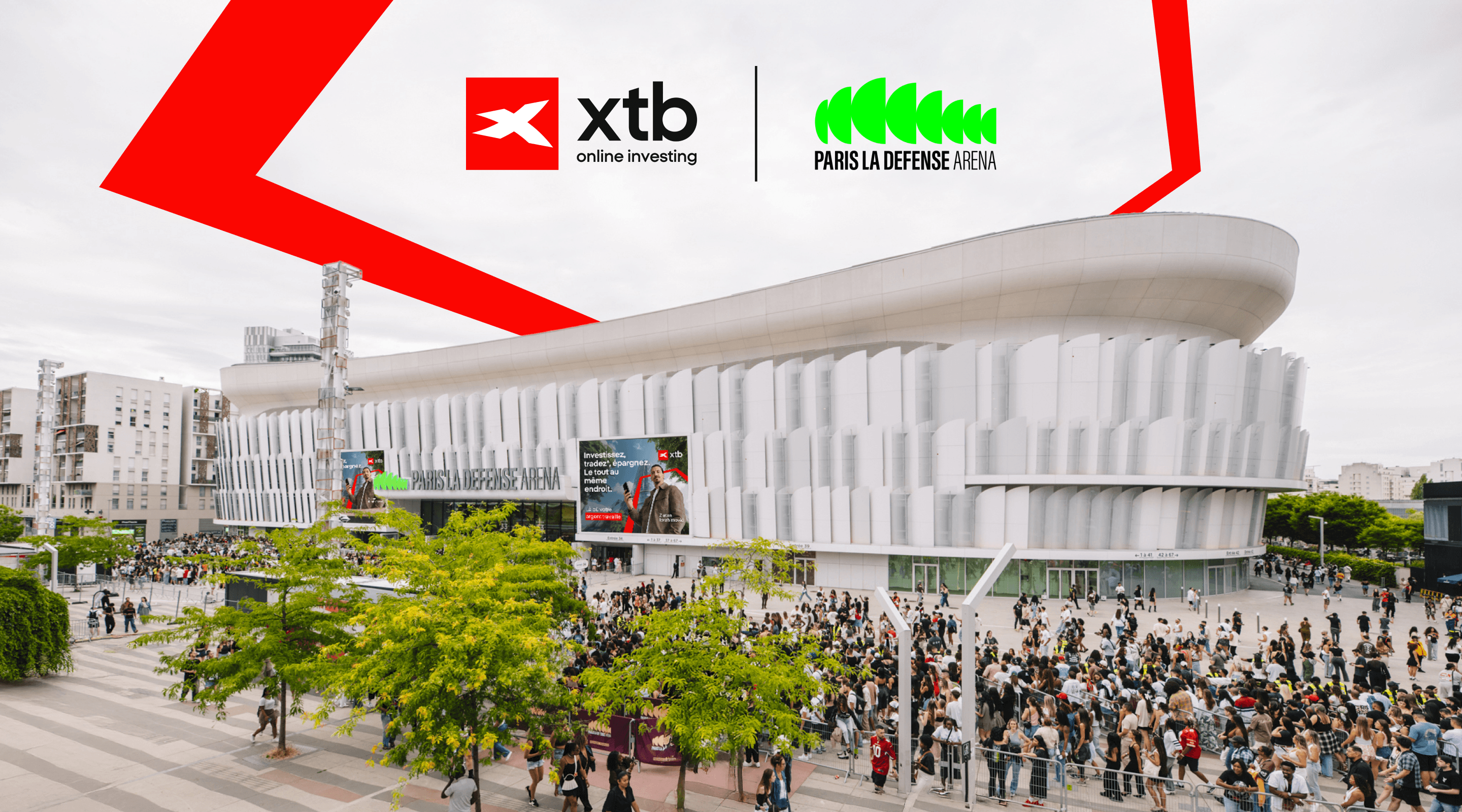 Imagem genérica de mutias pessoas juntas com o logo da XTB