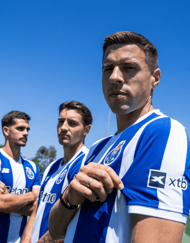 Diogo Costa, Jakub Kiwior, Jan Badnarek e André Silva a usaram a camisola oficial do FC Porto com o símbolo da XTB