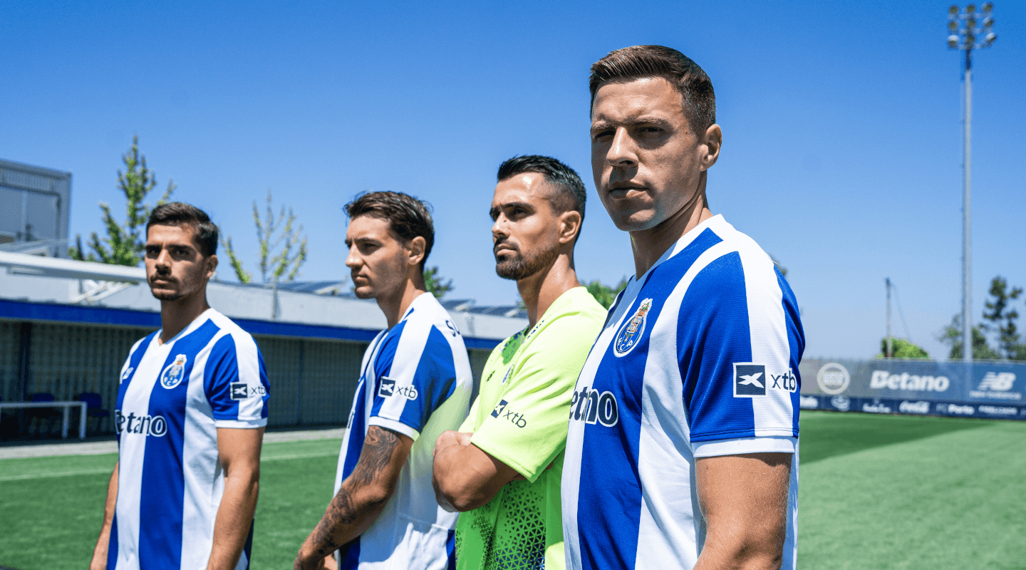 Diogo Costa, Jakub Kiwior, Jan Badnarek e André Silva a usaram a camisola oficial do FC Porto com o símbolo da XTB
