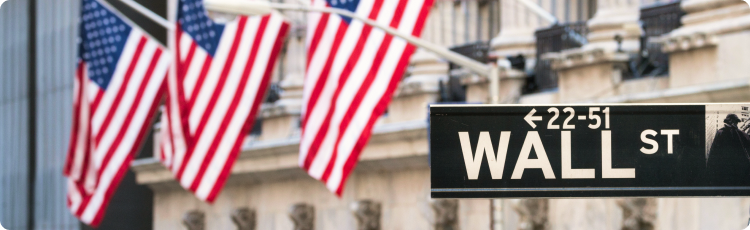Banderas estadounidenses afuera de wall street