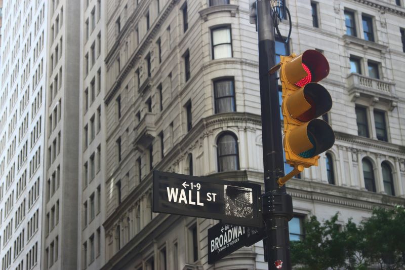 Imagen de una calle en la que se lee Wall Street