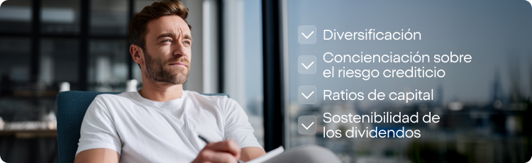 hombre sentado con palabras diversificacion, concienciacion sobre el riesgo crediticio, ratios de capital, sostenibilidad de los dividendos