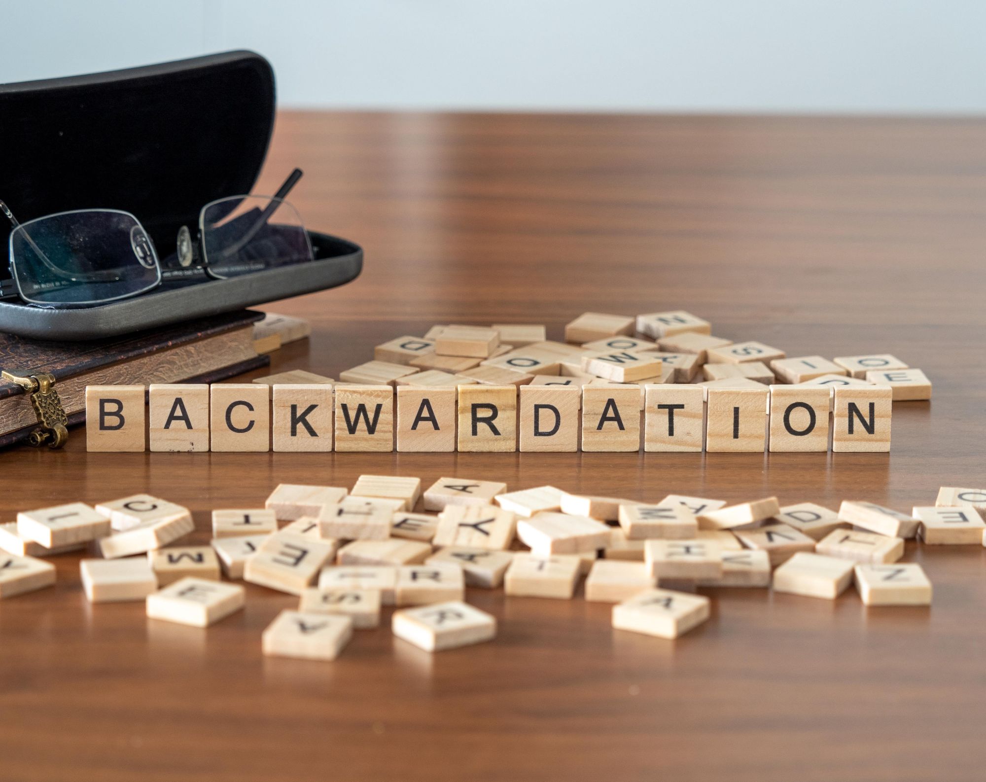 Imagen de fichas en las que se puede leer backwardation