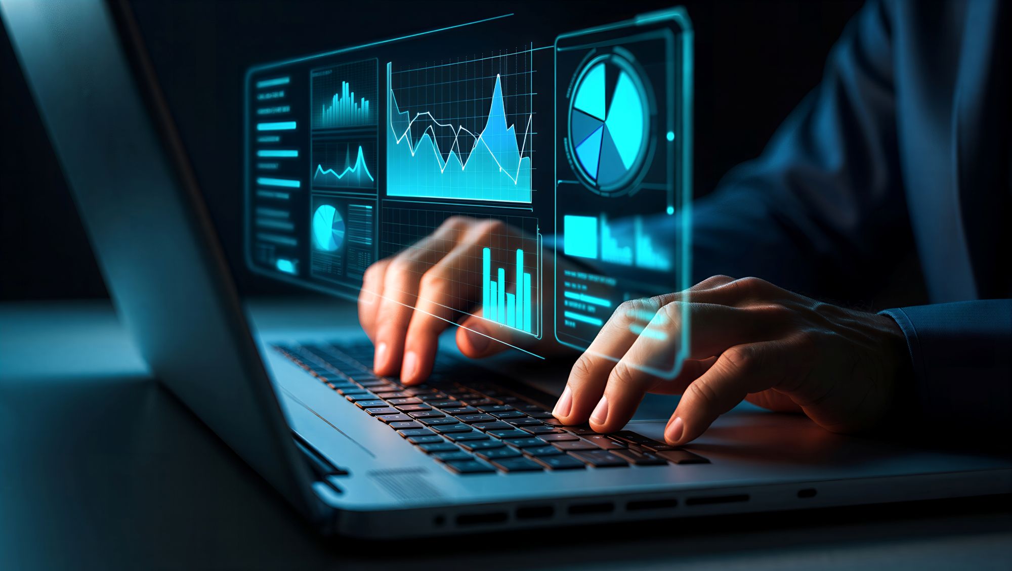 Imagen de un inversor frente a un ordenador en un artÃ­culo sobre quÃ© es backwardation