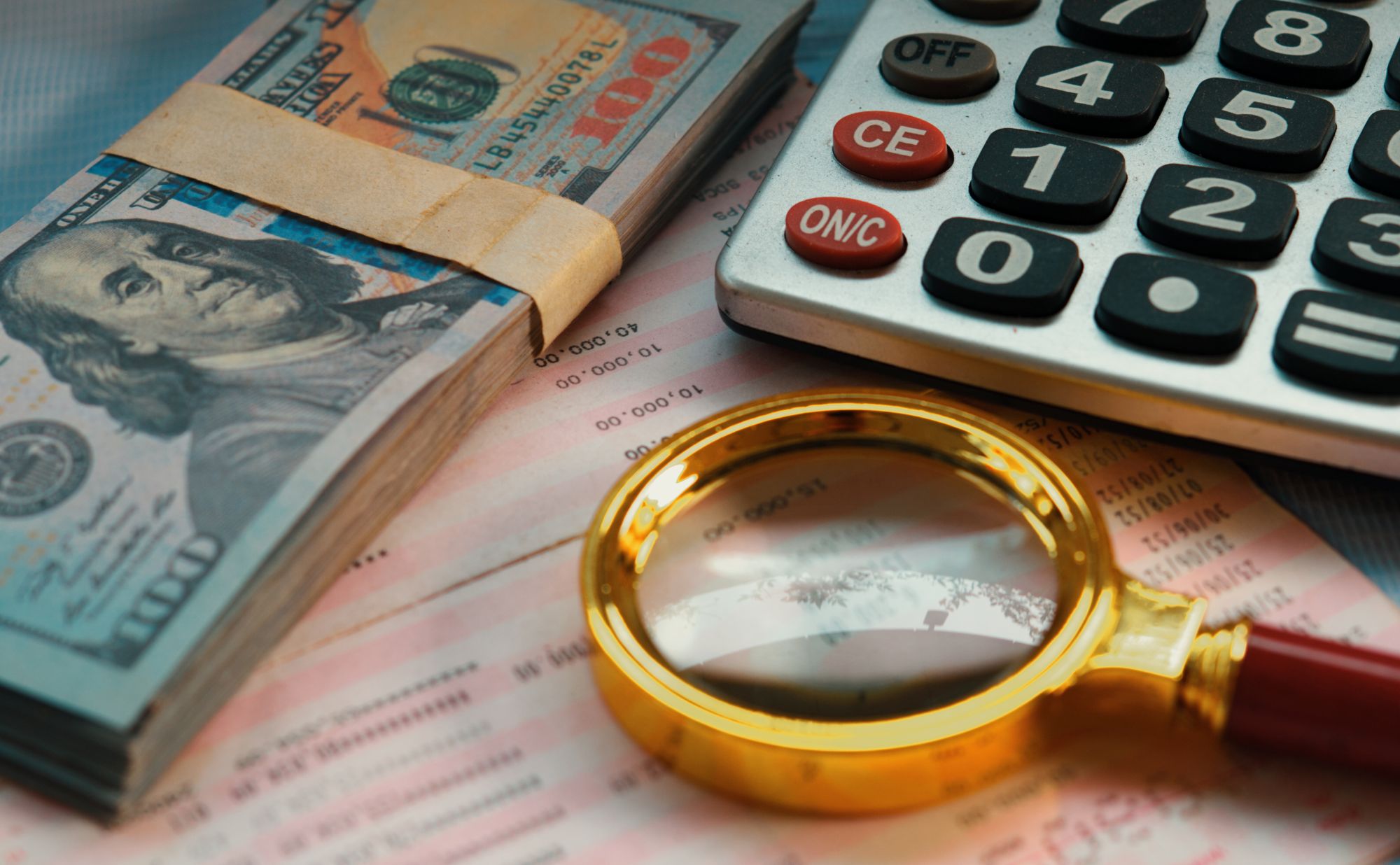 Imagen de una lupa al lado de un billete de dÃ³lar y una calculadora en un artÃ­culo sobre el fair value