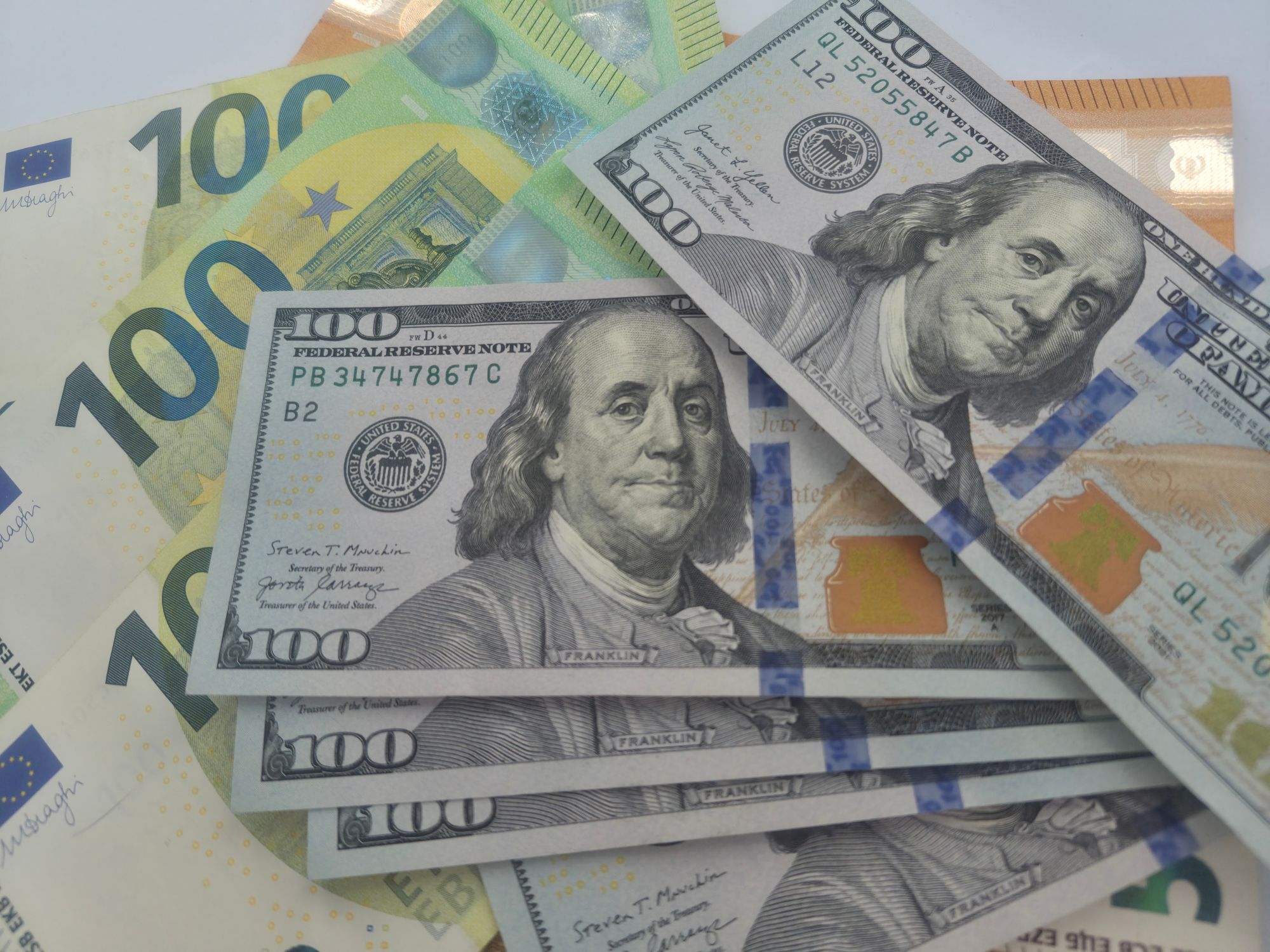 Imagen de billetes de euro y dÃ³lar