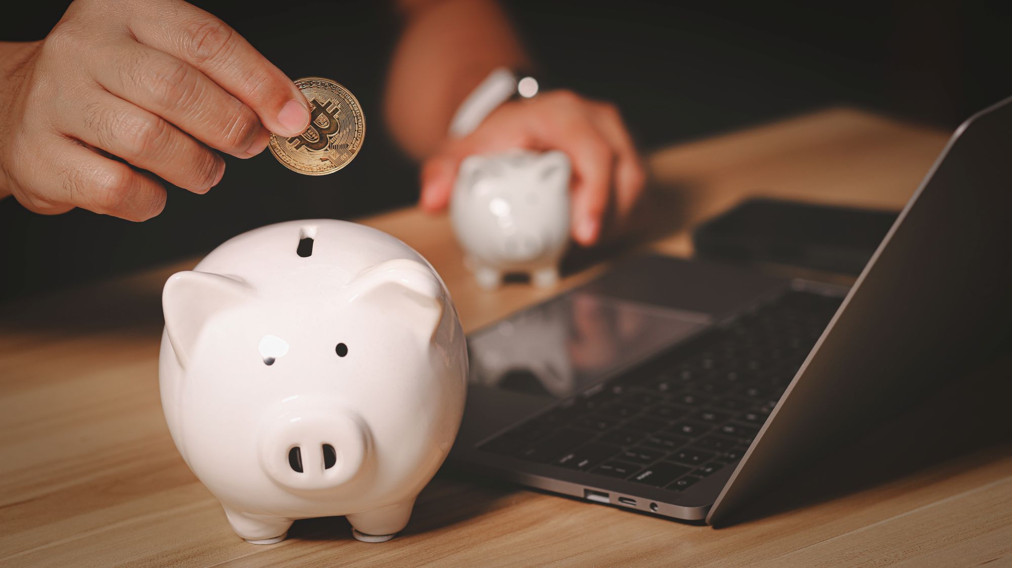 Imagen de una persona metiendo monedas en una hucha en un artÃ­culo sobre productos estructurados