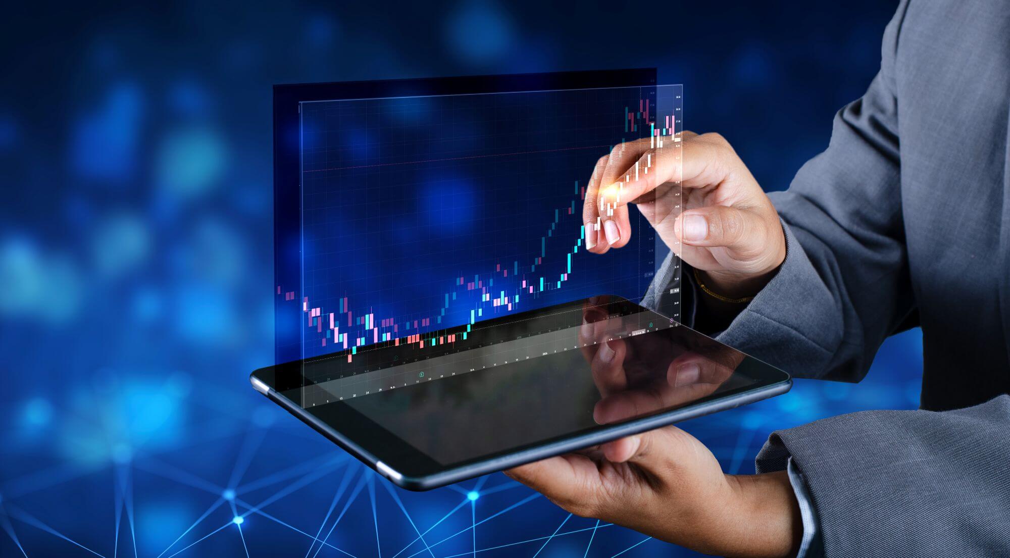 Imagen de una persona con una tablet en un artÃ­culo sobre quÃ© son las Opciones Vanilla