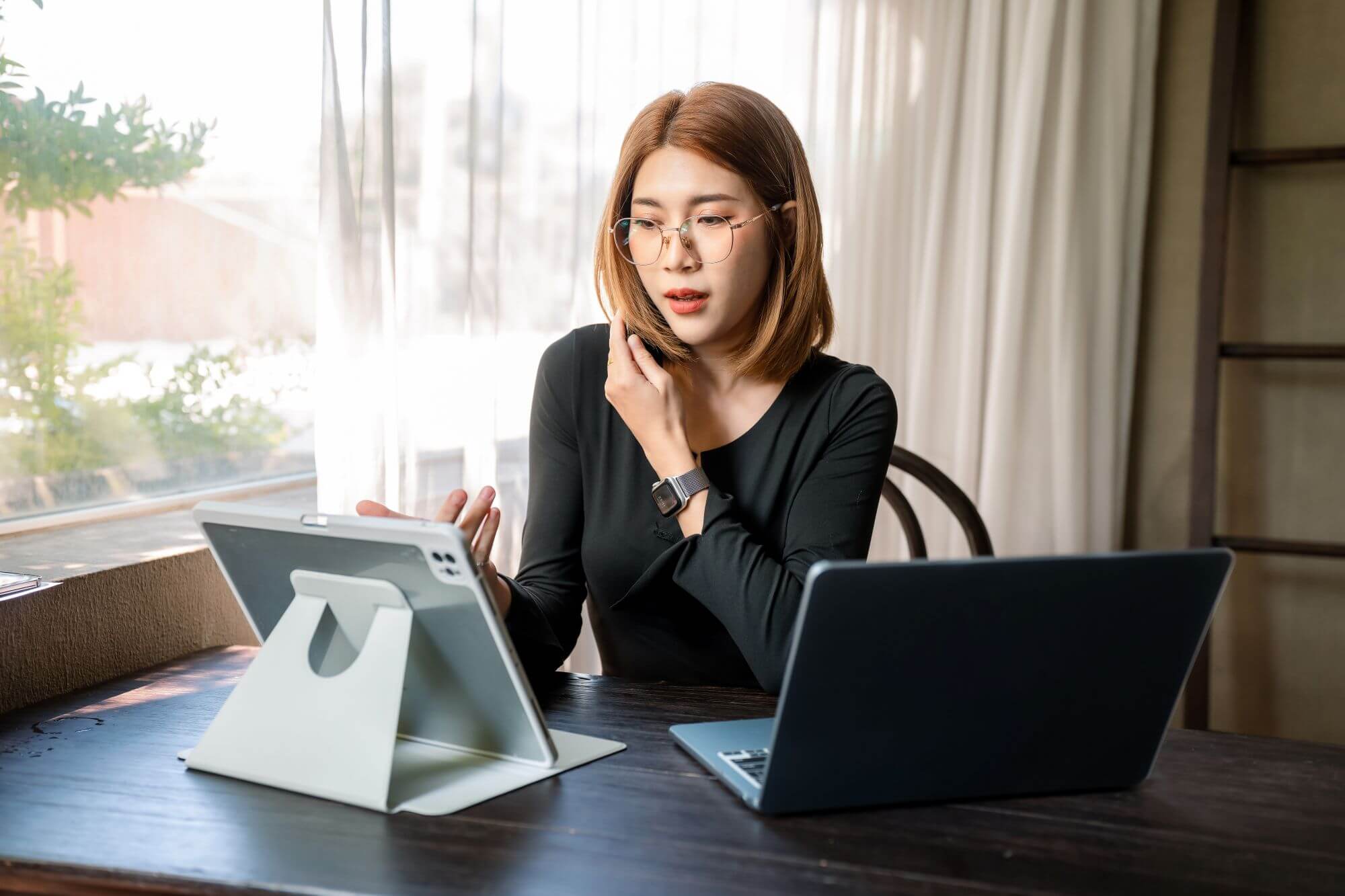 Imagen de una chica frente a una tablet en un artÃ­culo sobre quÃ© son las Opciones Vanilla