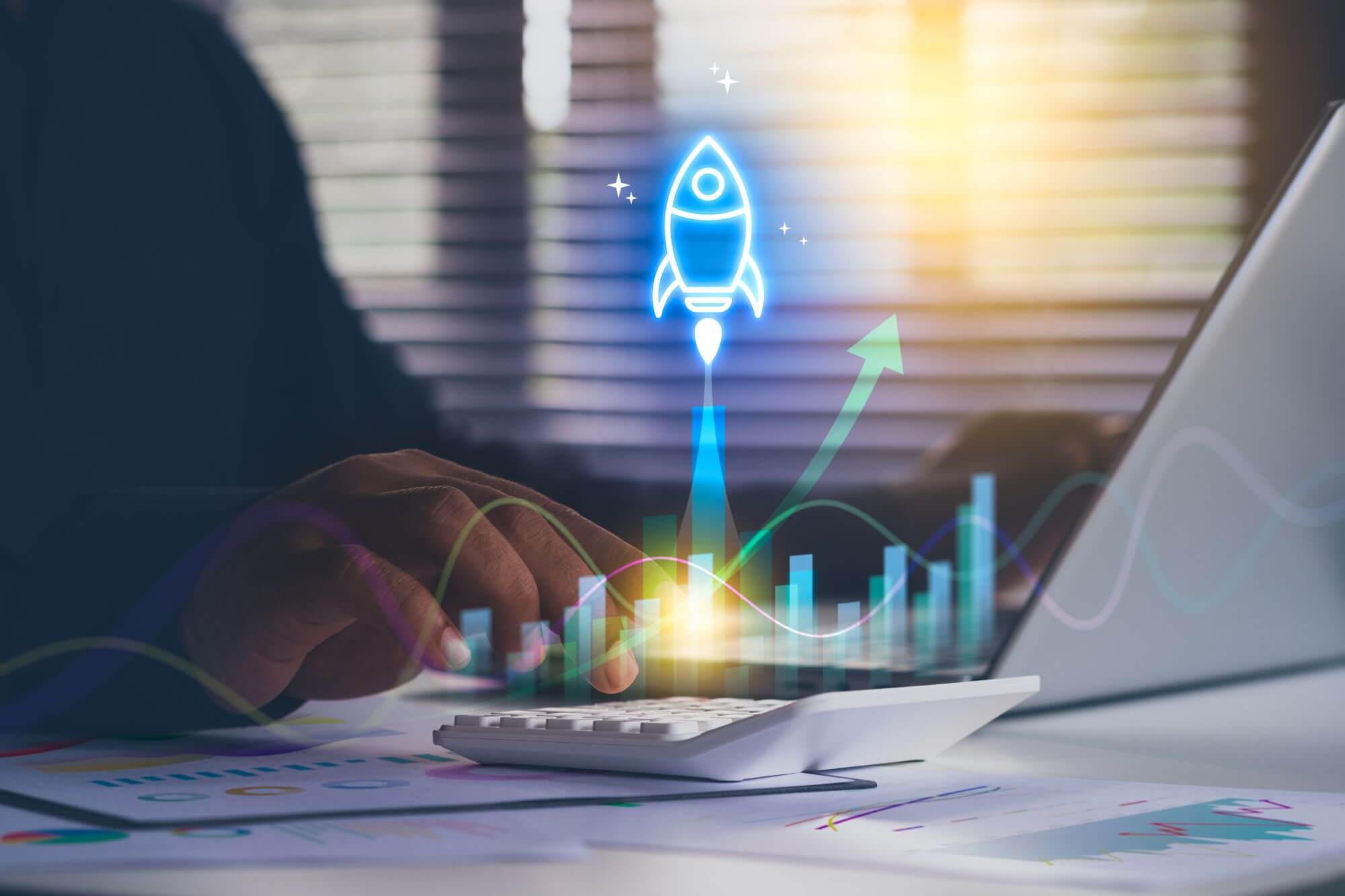 Imagen de un ordenador del que sale un cohete en un artÃ­culo sobre quÃ© son las opciones financieras