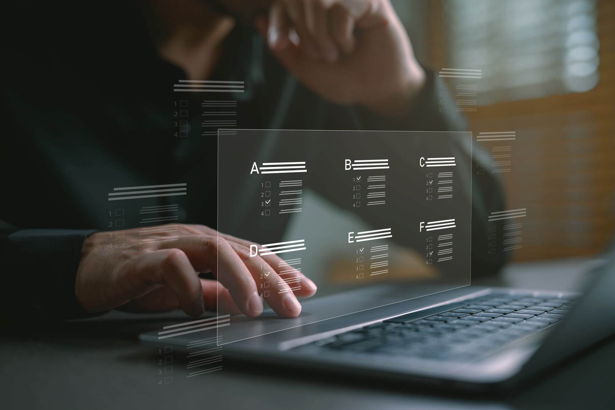 Imagen de un inversor frente a un grÃ¡fico en un artÃ­culo sobre quÃ© son las Opciones Vanilla