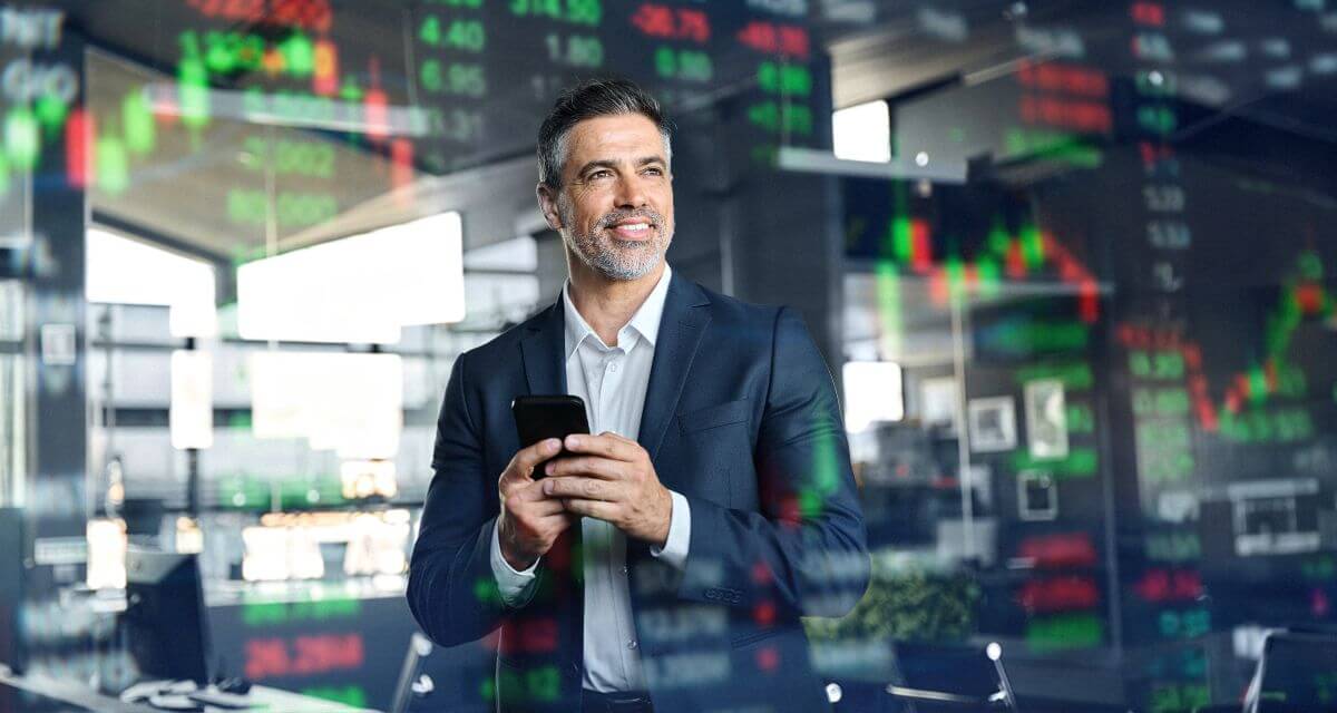 Imagen de un inversor frente a un grÃ¡fico bursÃ¡til en un artÃ­culo sobre cÃ³mo invertir en Opciones con XTB