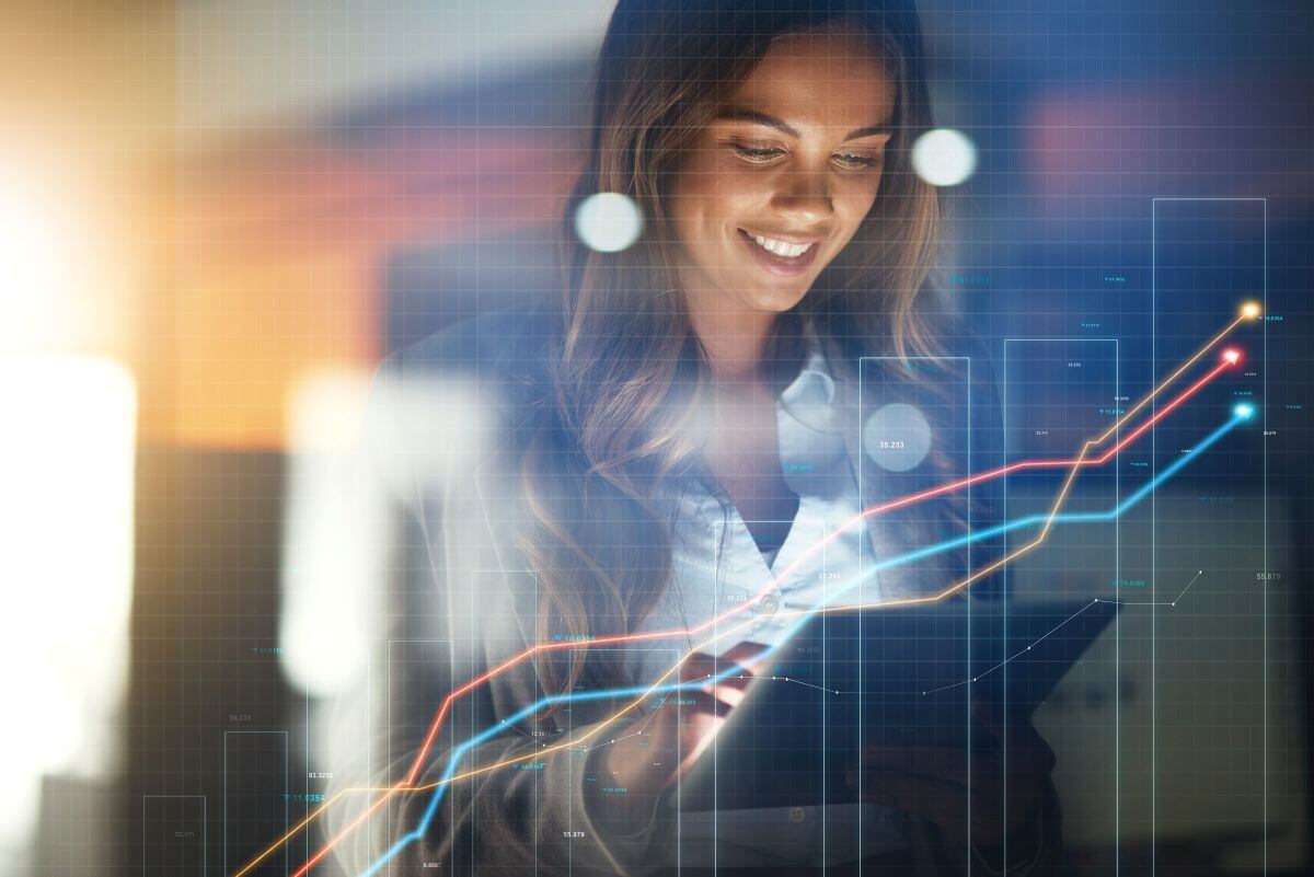 Imagen de una inversora con una tablet en un artÃ­culo sobre cÃ³mo invertir en opciones con XTB