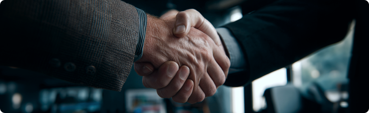 ÙÙØ·Ø© ÙÙØ±ÙØ¨Ø© ÙÙØµØ§ÙØ­Ø© Ø¨ÙÙ Ø±Ø¬ÙÙÙ ÙØ±ØªØ¯ÙØ§Ù Ø¨Ø¯ÙØªÙÙ Ø±Ø³ÙÙØªÙÙØ ÙØ¹ Ø®ÙÙÙØ© ÙÙØªØ¨ ØºÙØ± ÙØ§Ø¶Ø­Ø©.