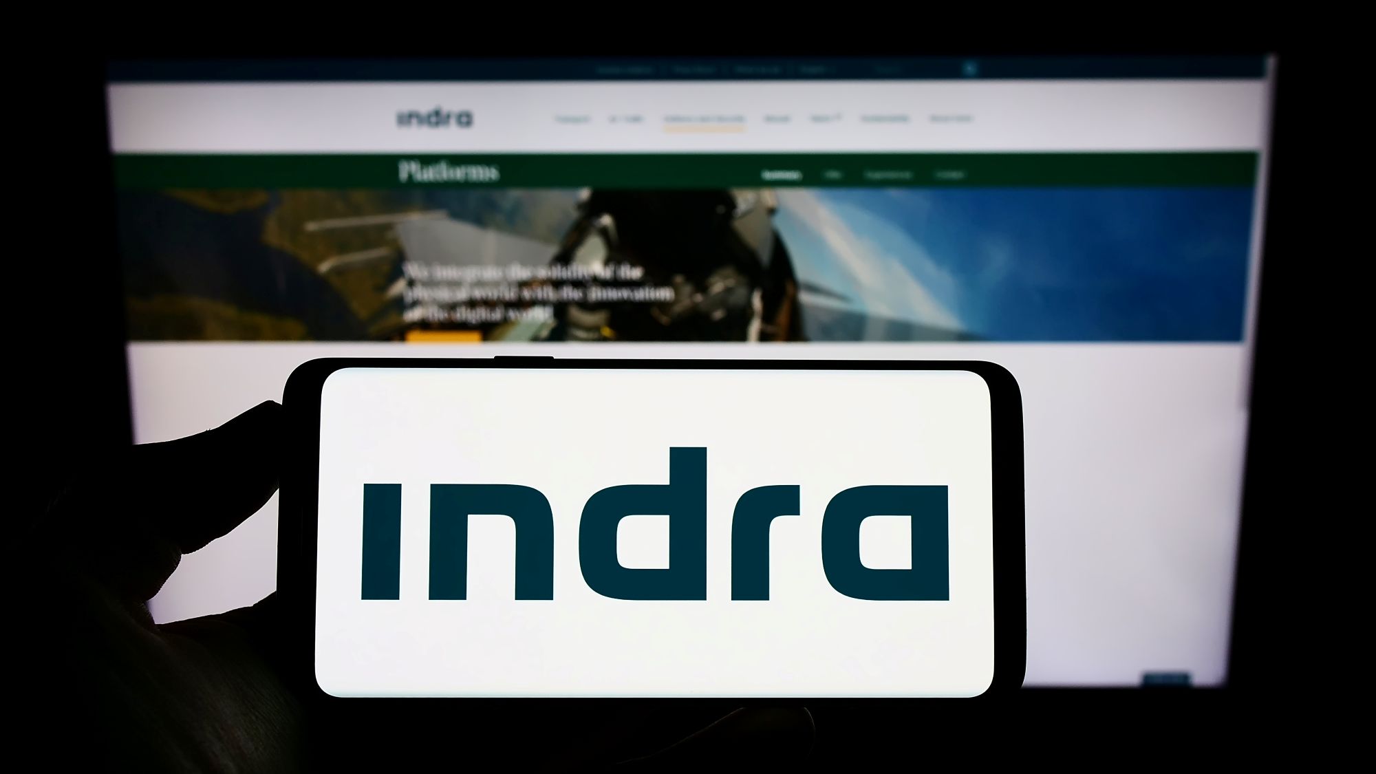 Imagen de un mÃ³vil con el logo de Indra