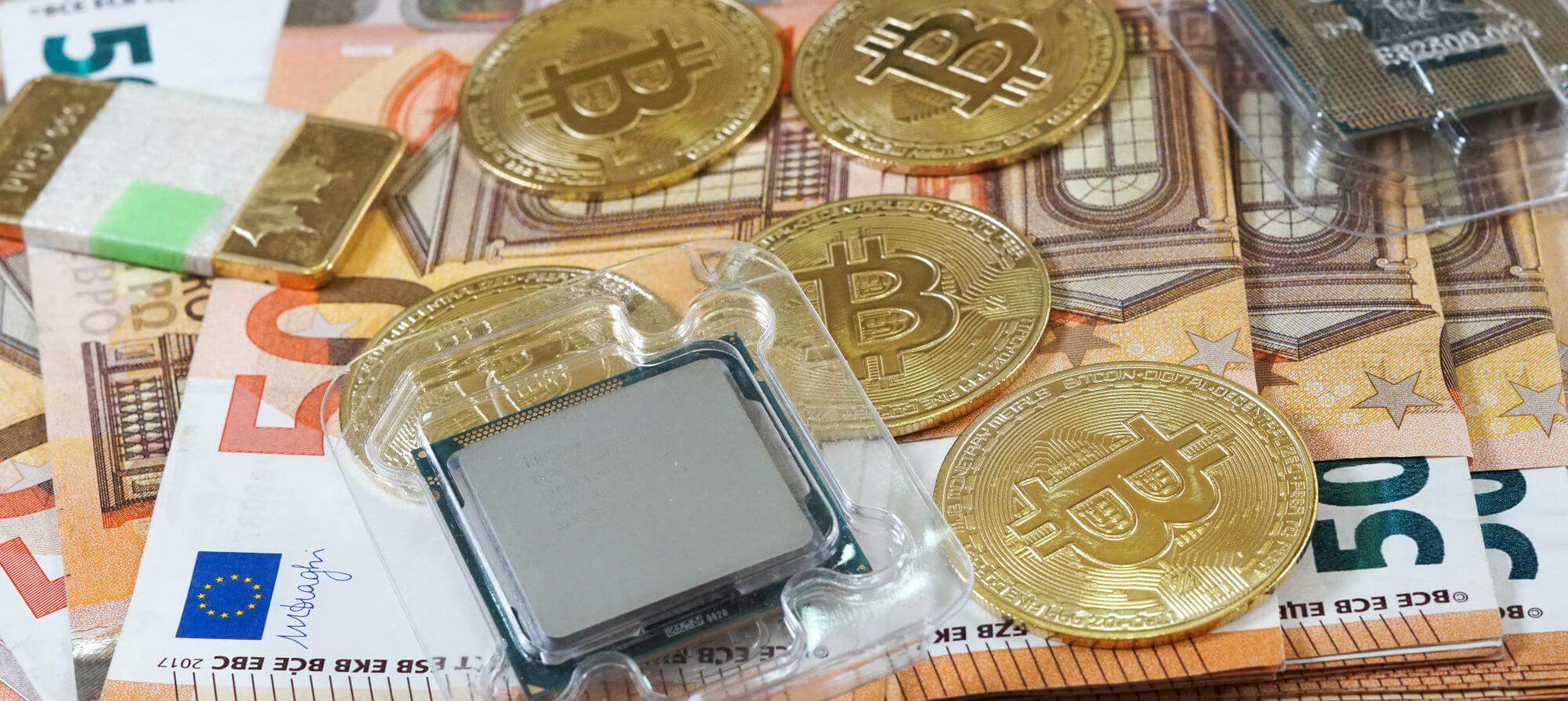 Imagen de monedas de Bitcoin y billete de euro en un artÃculo sobre cómo declara criptomonedas en la Declaración de la Renta