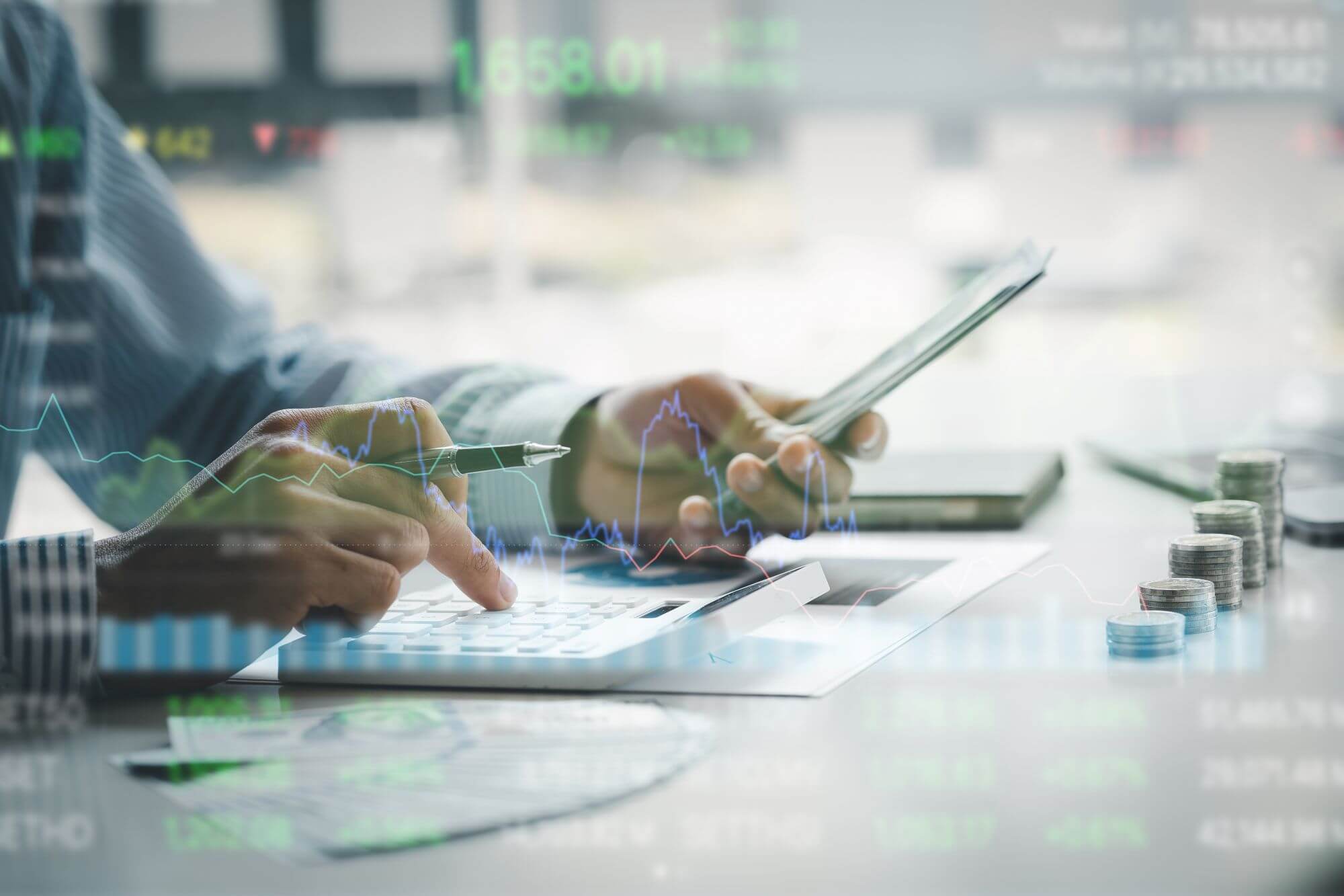 Imagen de un inversor con una calculadora en un artÃ­culo sobre quÃ© son las Opciones Digitales