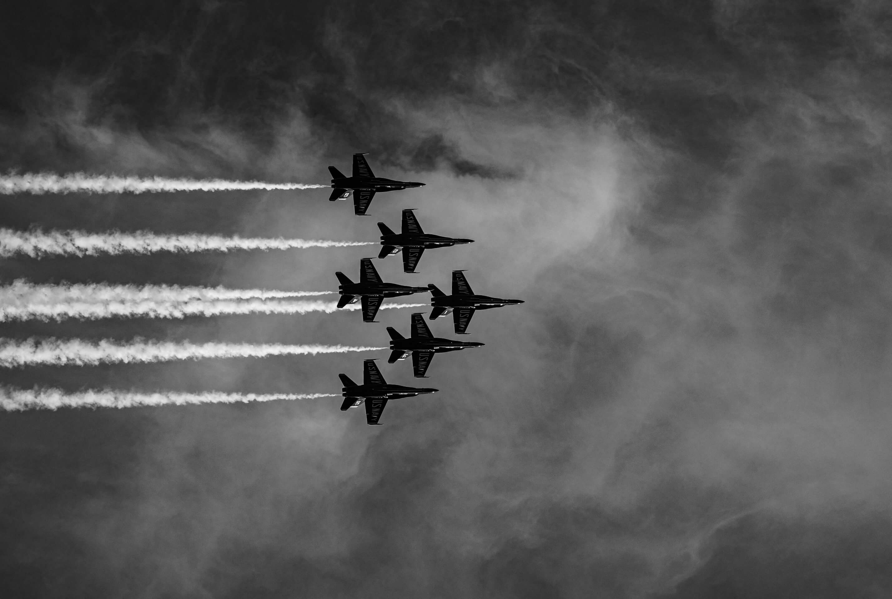 Quatro aviÃµes de combate em fotografia em tons de cinza