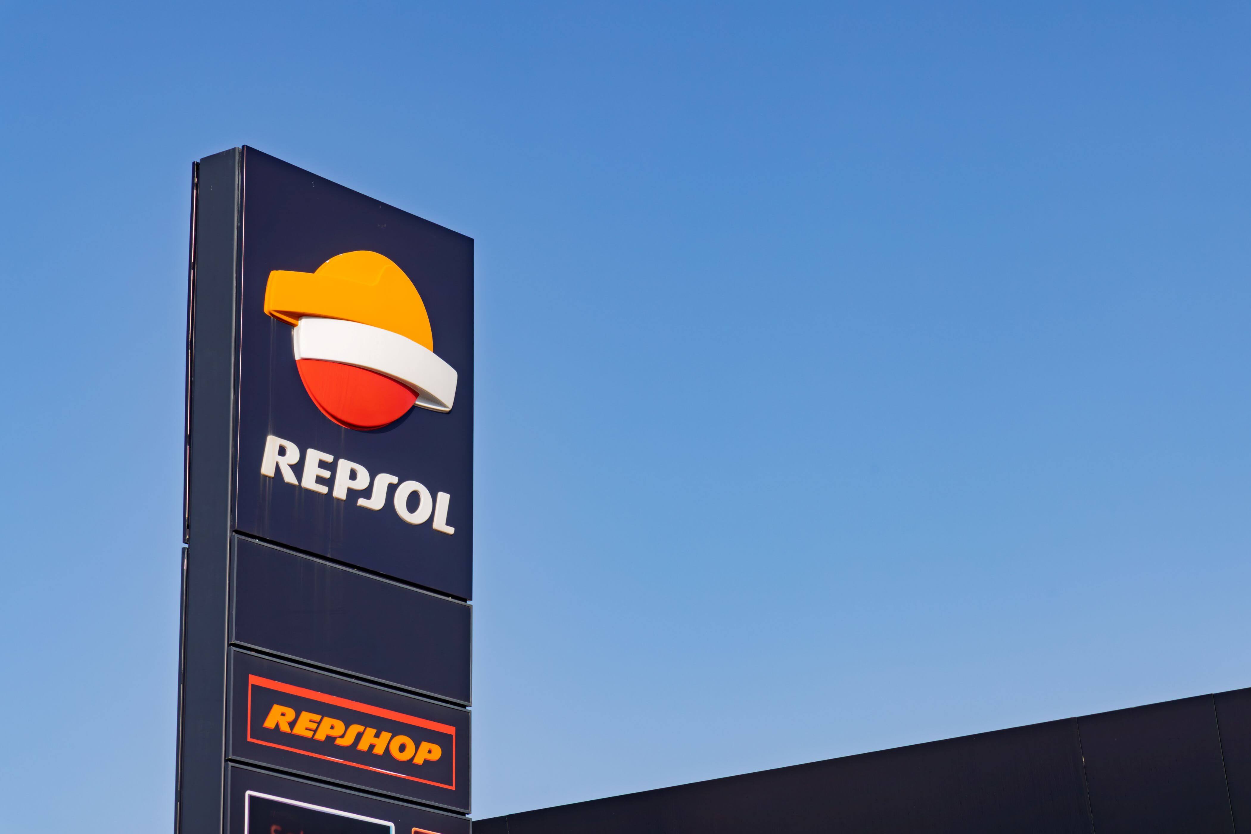 Imagen de una gasolinera de Repsol