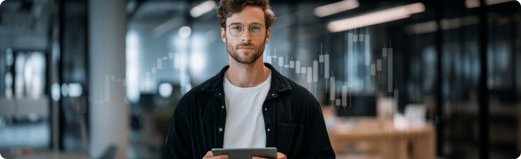 Joven inversor sosteniendo una tableta con grÃ¡ficos de velas japonesas borrosos de fondo, que representan el comercio en lÃ­nea, el anÃ¡lisis del mercado de valores y la inversiÃ³n digital.