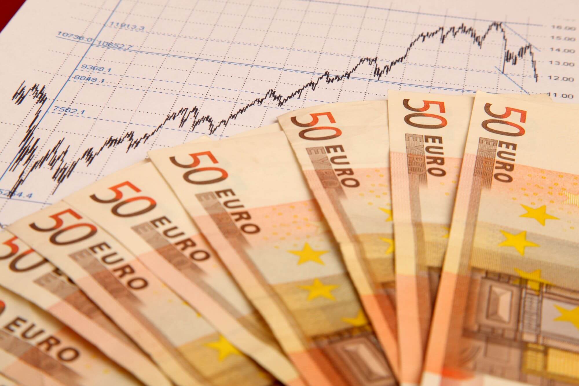 Imagen de documentos y billetes de euro en un artÃ­culo sobre la fiscalidad de los dividendos