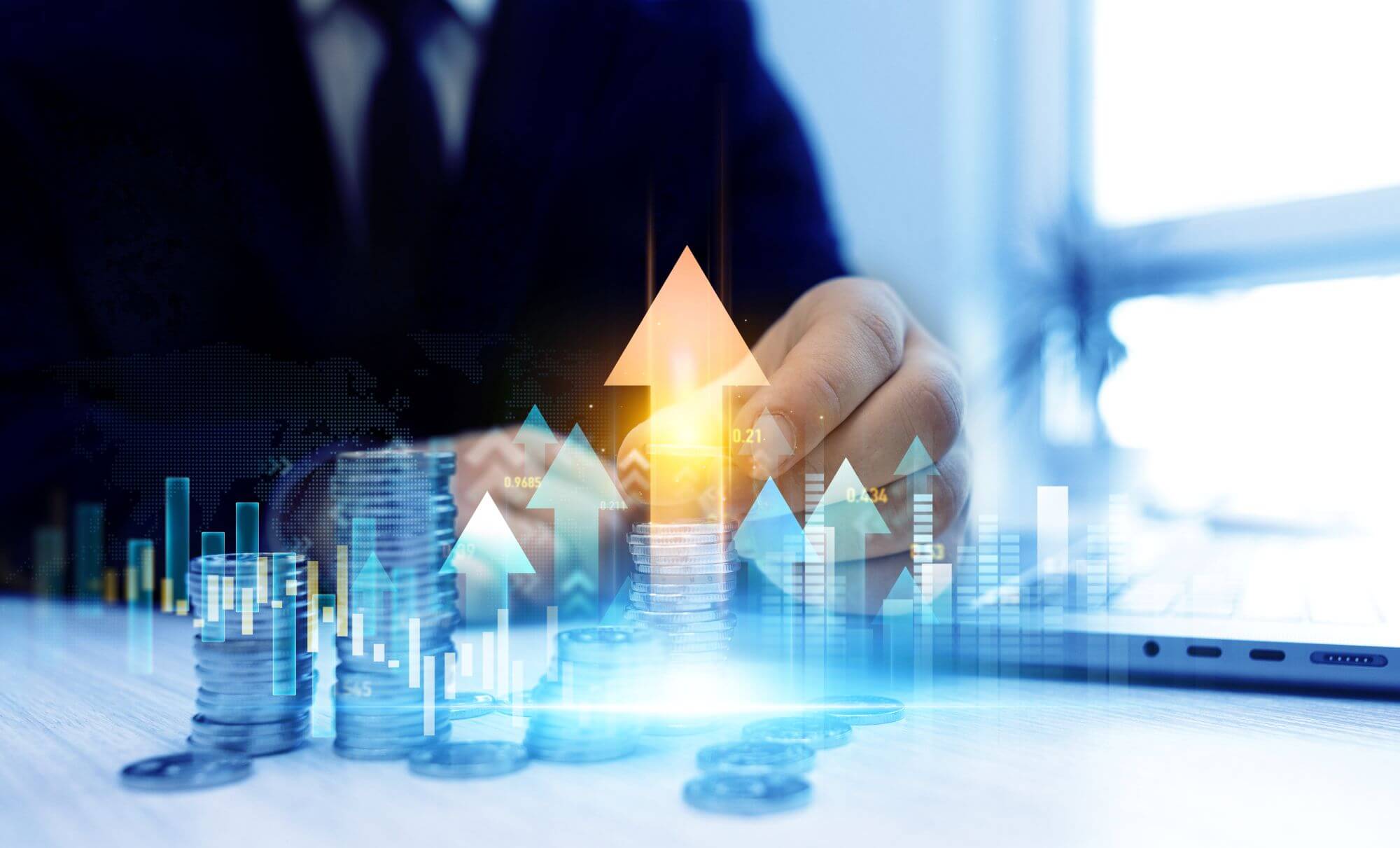 Imagen de un inversor frente a un ordenador en un artÃ­culo sobre la fiscalidad de los dividendos