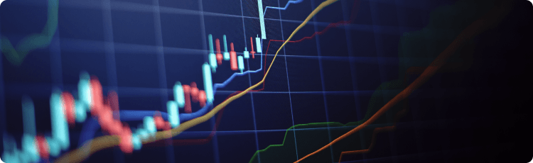 Primer plano de un grÃ¡fico de negociaciÃ³n financiera que muestra velas japonesas, medias mÃ³viles y lÃ­neas de tendencia, destacando el anÃ¡lisis tÃ©cnico, el impulso de los precios y la volatilidad del mercado en los mercados de capitales.