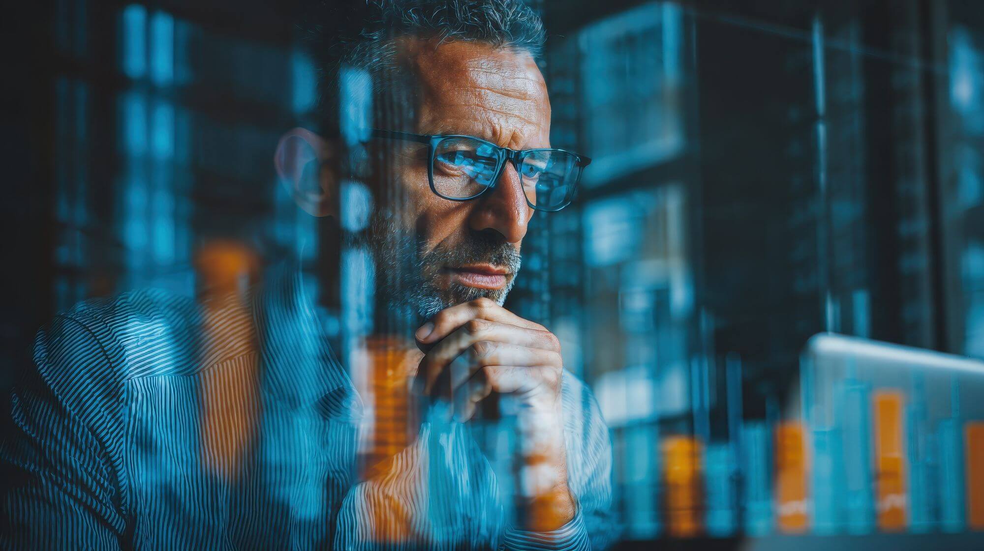 Imagen de un inversor frente a un grÃ¡fico bursÃ¡til en un artÃ­culo sobre quÃ© son las Opciones Digitales