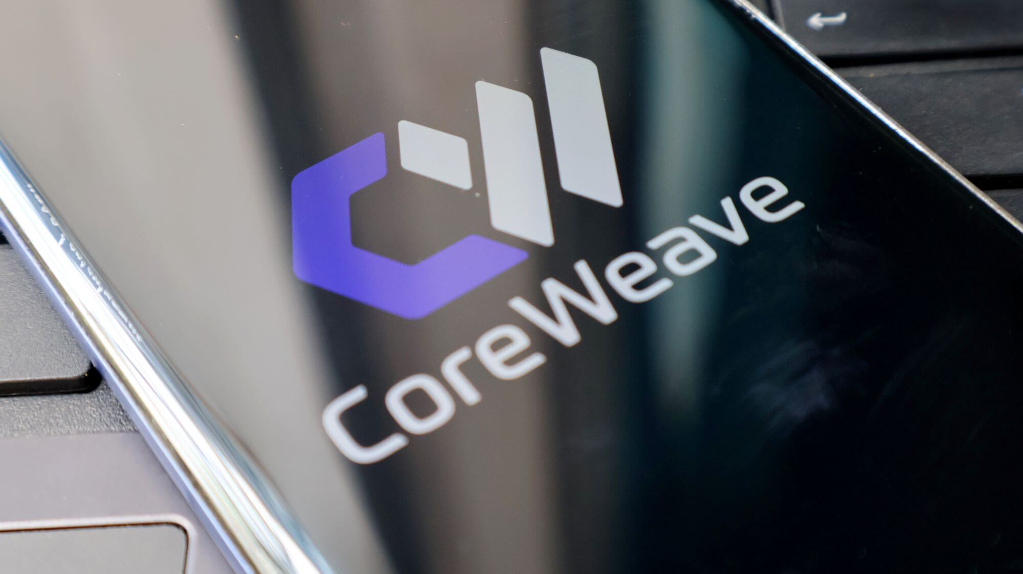 Imagen de un mÃ³vil con el logo de CoreWeave