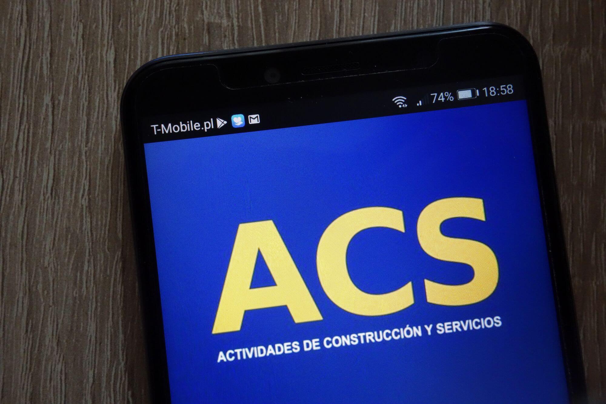 Imagen de un mÃ³vil con el logo de ACS