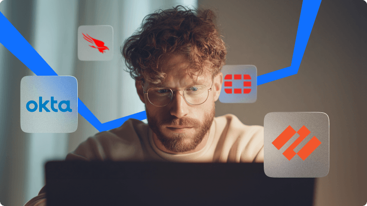 FÃ©rfi a kiberbiztonsÃ¡gi cÃ©gek rÃ©szvÃ©nyeit elemzi, pÃ©ldÃ¡ul az Okta Ã©s a Palo Alto Networks papÃ­rjait, a technolÃ³giai rÃ©szvÃ©nyek piaci trendjeit szemlÃ©ltetve.