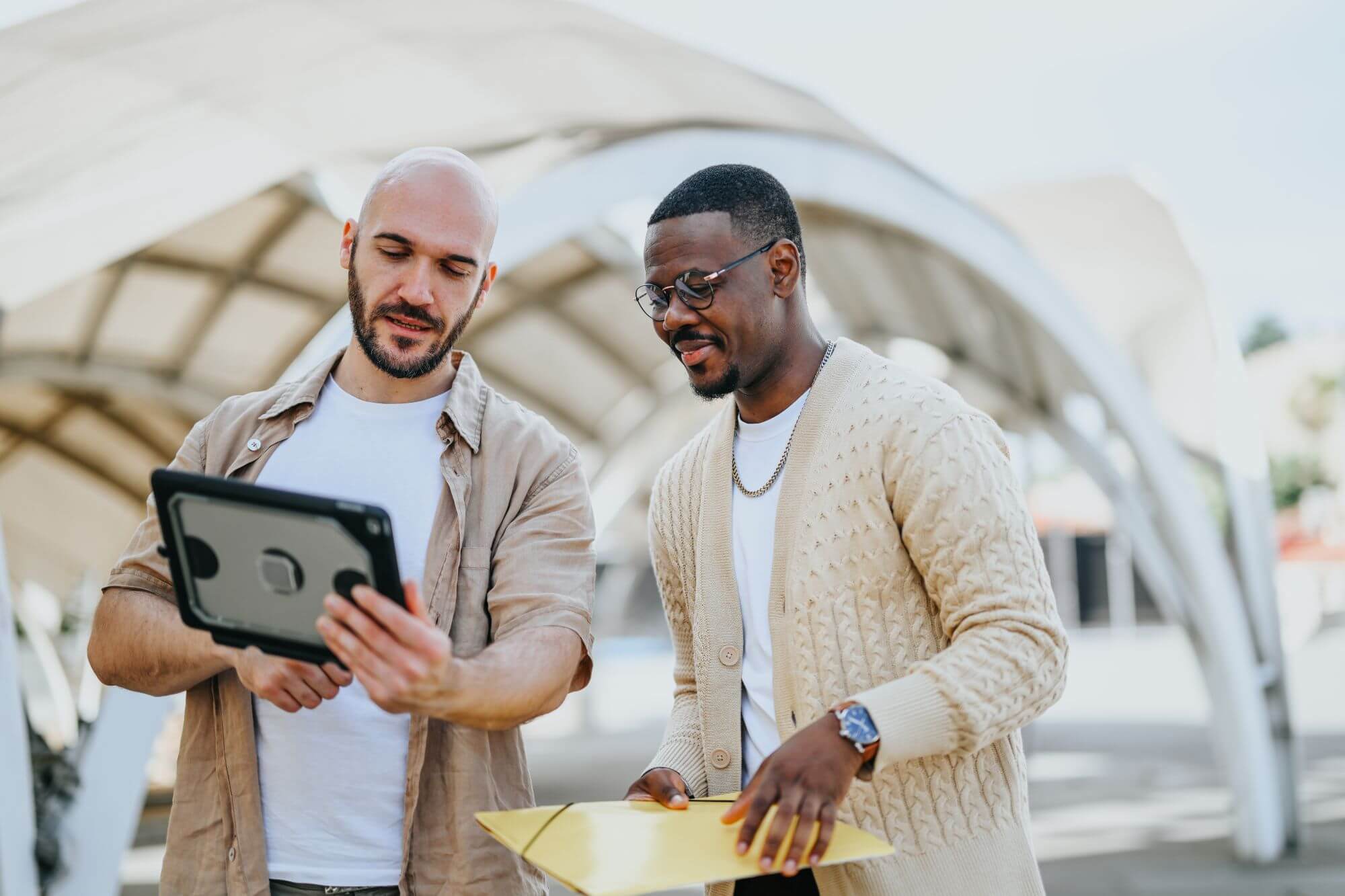 Imagen de dos inversores en un artÃ­culo sobre quÃ© son los business angels