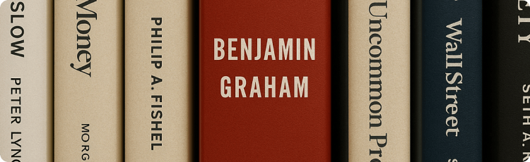 primo piano di libri di finanza e investimenti su uno scaffale, evidenziando Benjamin Graham e altri esperti di mercato influenti