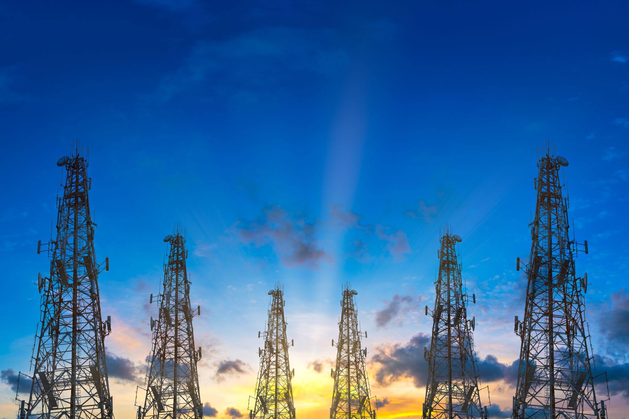 Imagen de una estructura de telecomunicaciones en un artÃ­culo sobre las caÃ­das de las acciones de Cellnex tras resultados