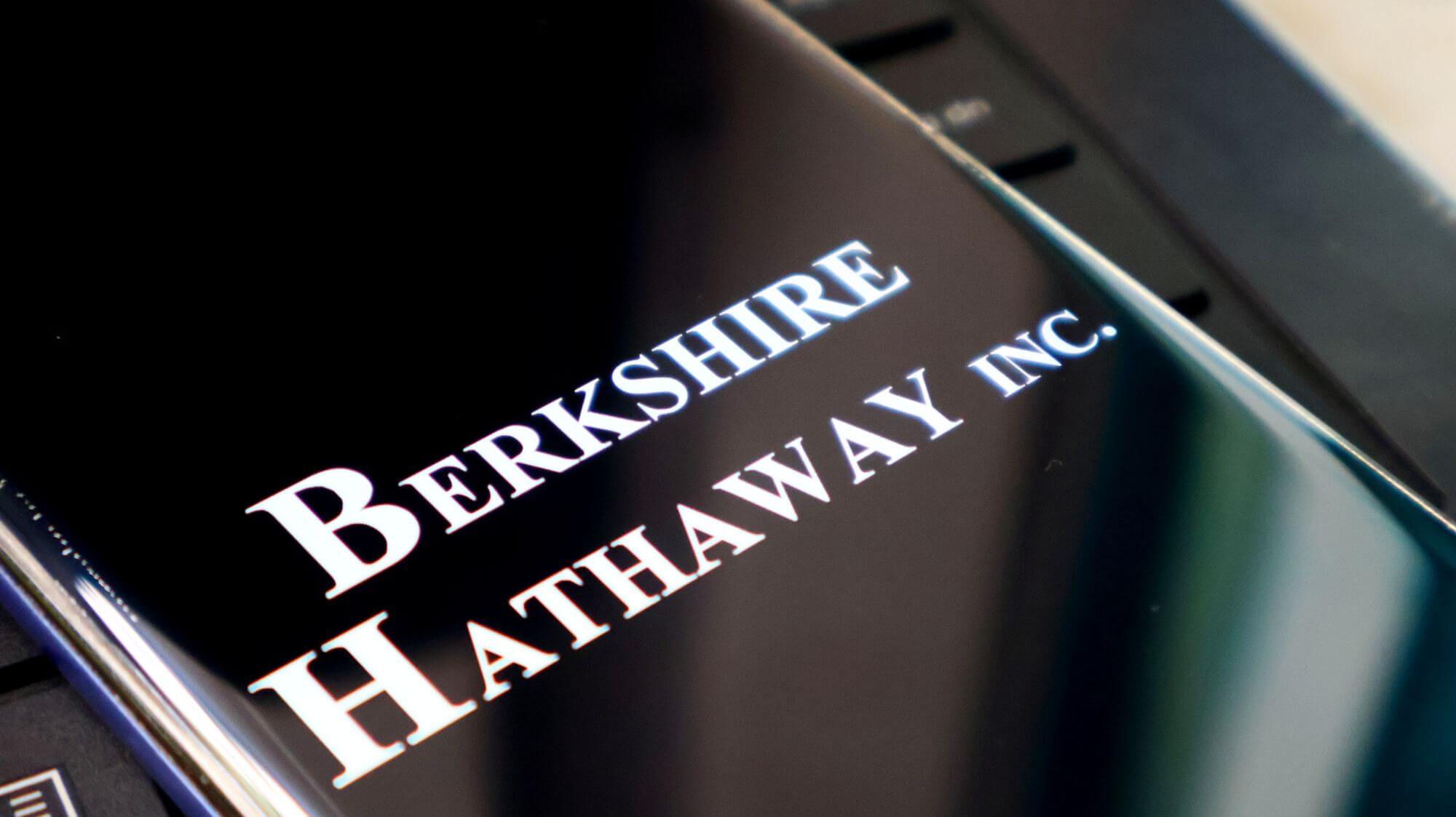 Imagen de un mÃ³vil en el que se lee Berkshire Hathaway