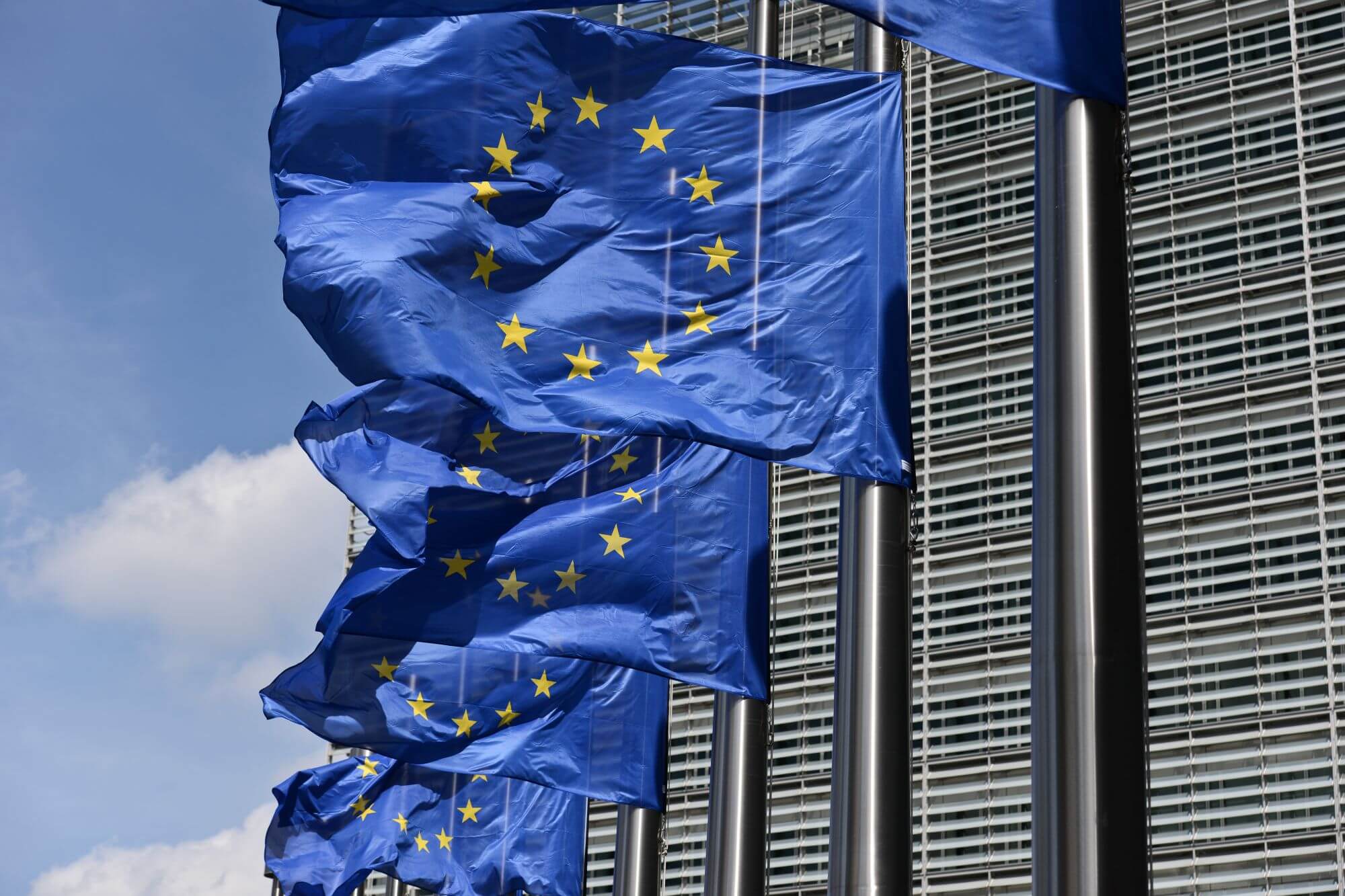 Imagen de varias banderas de la UniÃ³n Europea en un artÃ­culo sobre el BCE