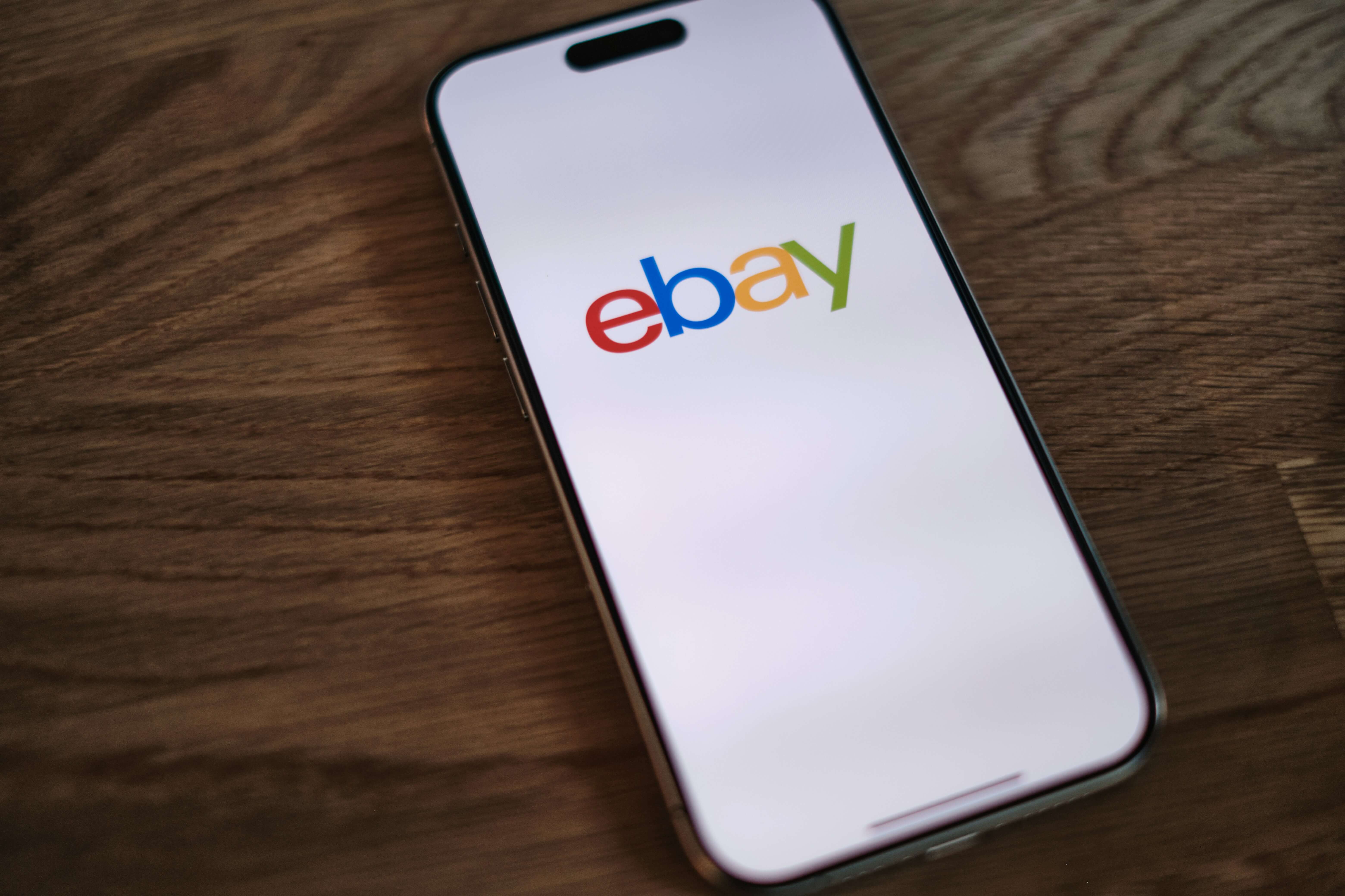 Imagen de un mÃ³vil en el que se lee ebay
