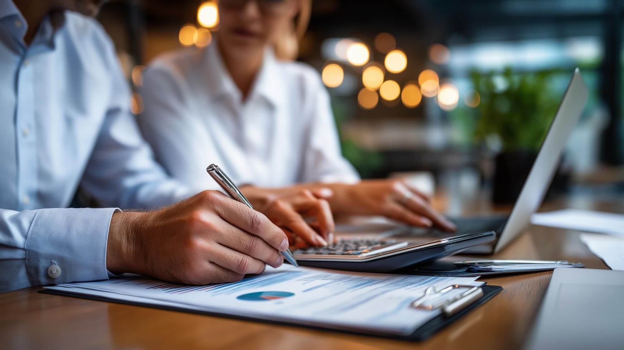 Imagen de una persona con una calculadora y un documento en un artÃ­culo sobre quÃ© es el balance de situaciÃ³n