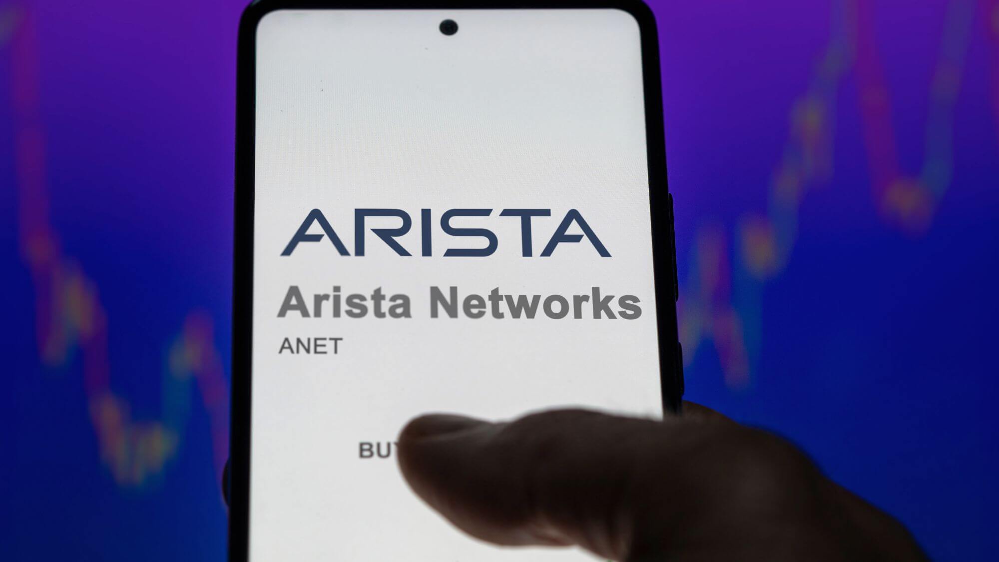Imagen de un mÃ³vil en el que se lee Arista Networks