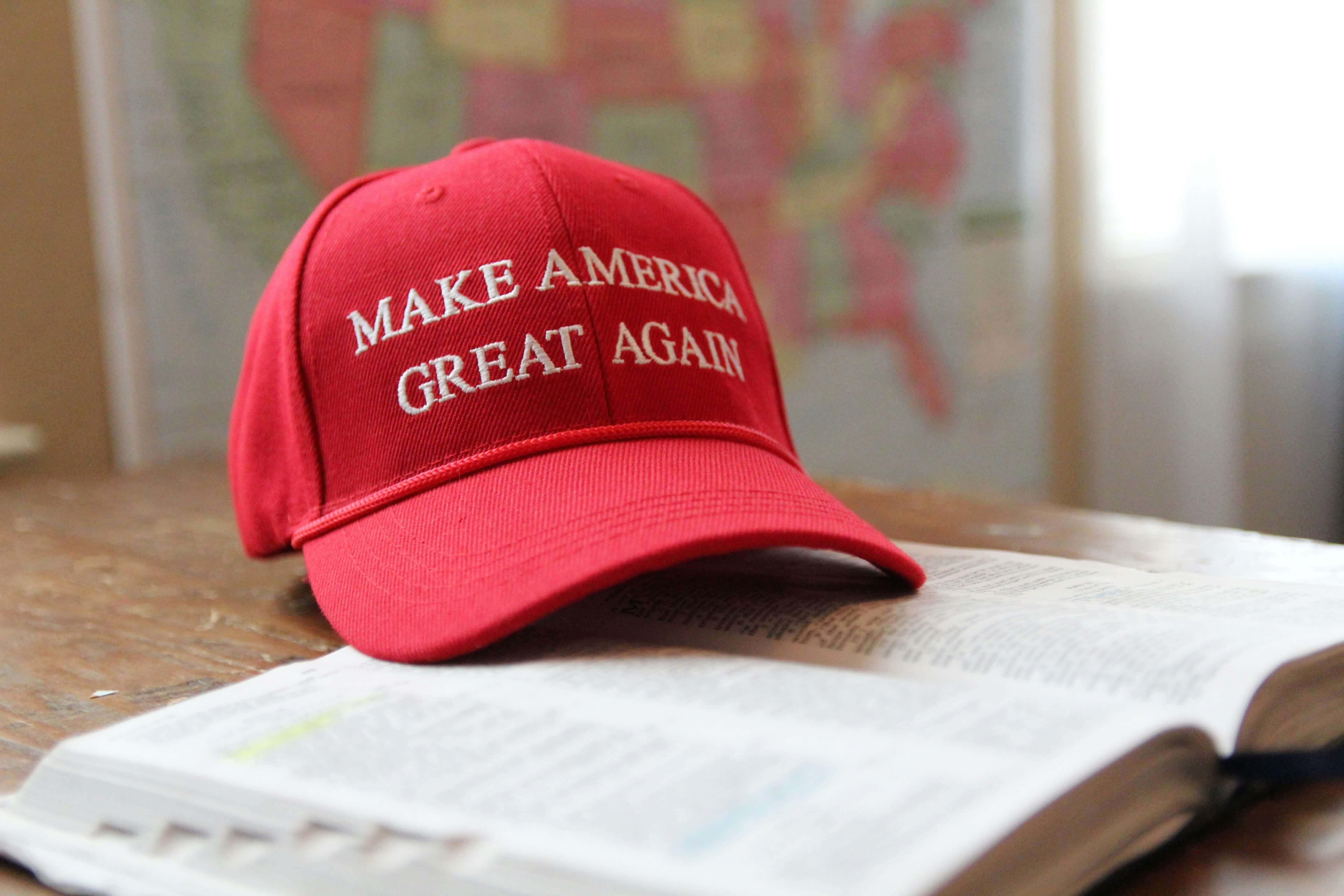 Imagen de una gorra con el texto Make America Great Again