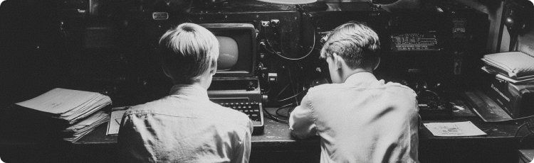 Dos jÃ³venes trabajando juntos en una computadora primitiva, que representa los inicios de la programaciÃ³n y el espÃ­ritu emprendedor.