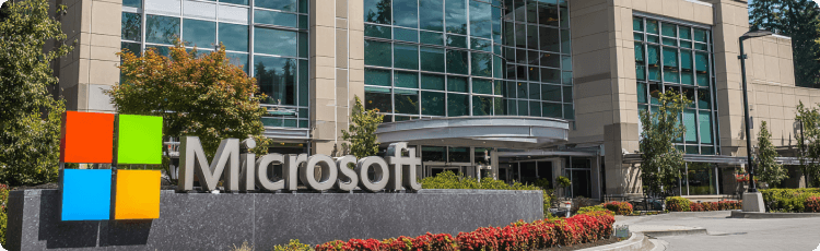 Vista exterior de la oficina corporativa de Microsoft con el logotipo de la empresa, que representa la influencia global en la tecnologÃ­a y el mercado de valores.