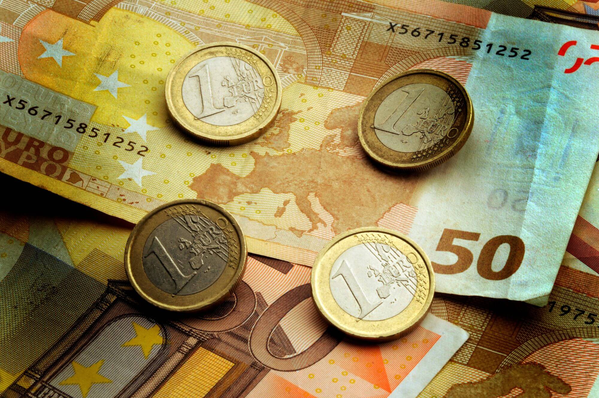 Imagen de monedas y billetes de euro en un artÃ­culo sobre quÃ© es la Tasa Tobin