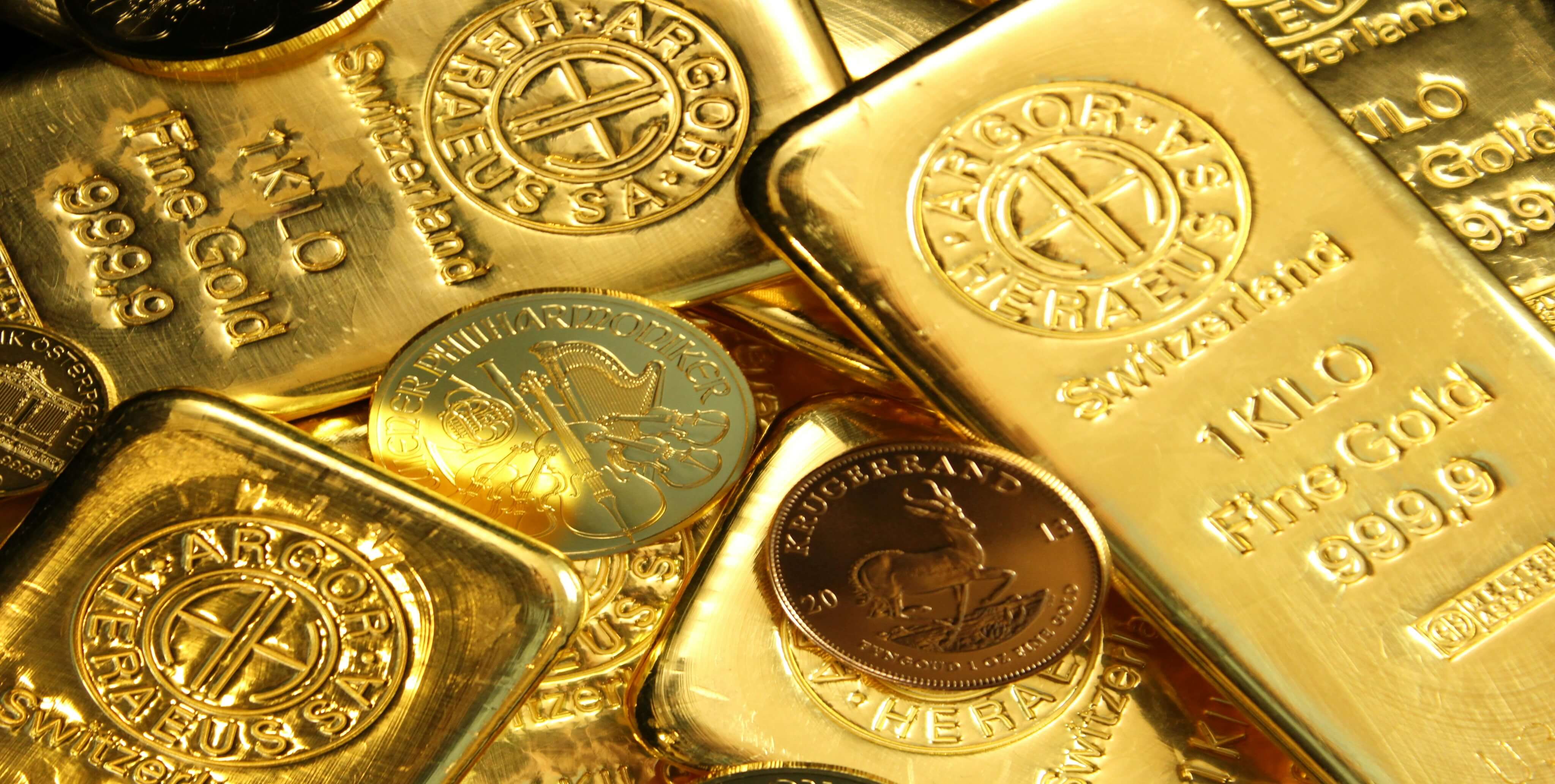 Barras e moedas de ouro amontoadas
