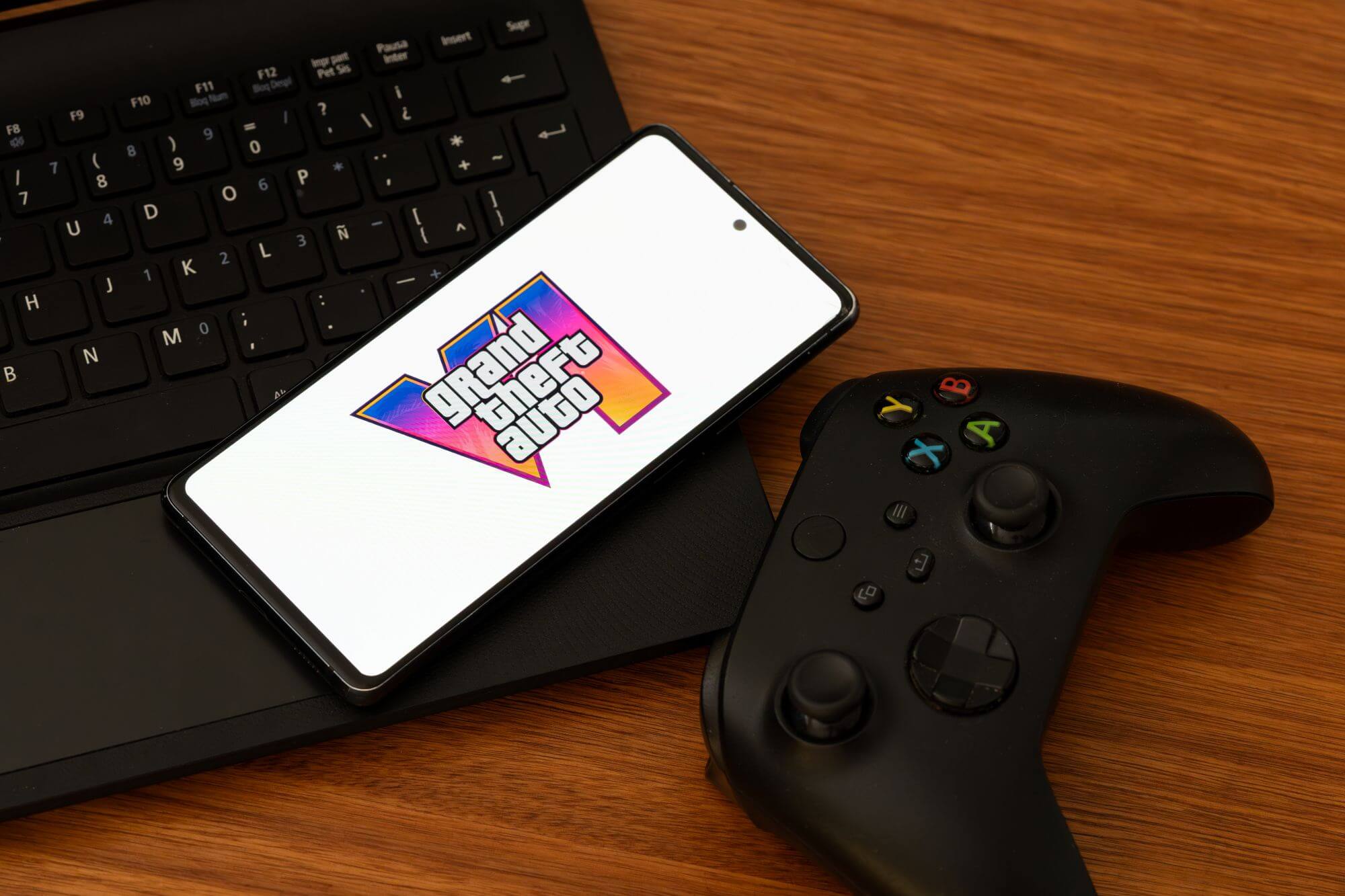 Imagen de un mÃ³vil en el que se ve el logo de GTA