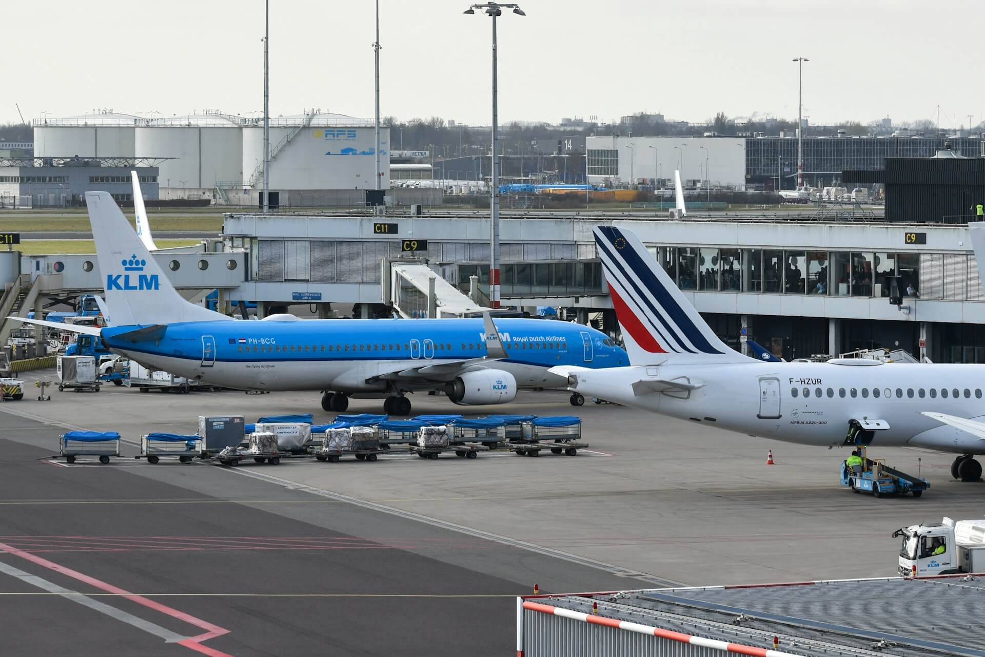 AviÃ£o da KLM estacionado em terminal do aeroporto